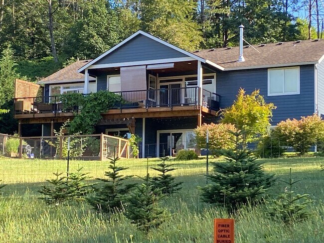 Building Photo - Beautiful home in the gorge: 4 bedroom + d...