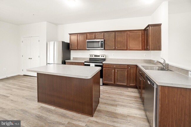 Building Photo - 1318 Pedigree St