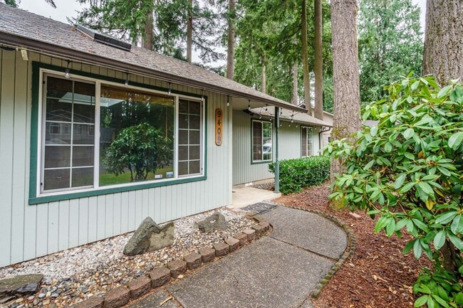 Building Photo - 3 Bedroom 2 Bath Single Level with Fence B...