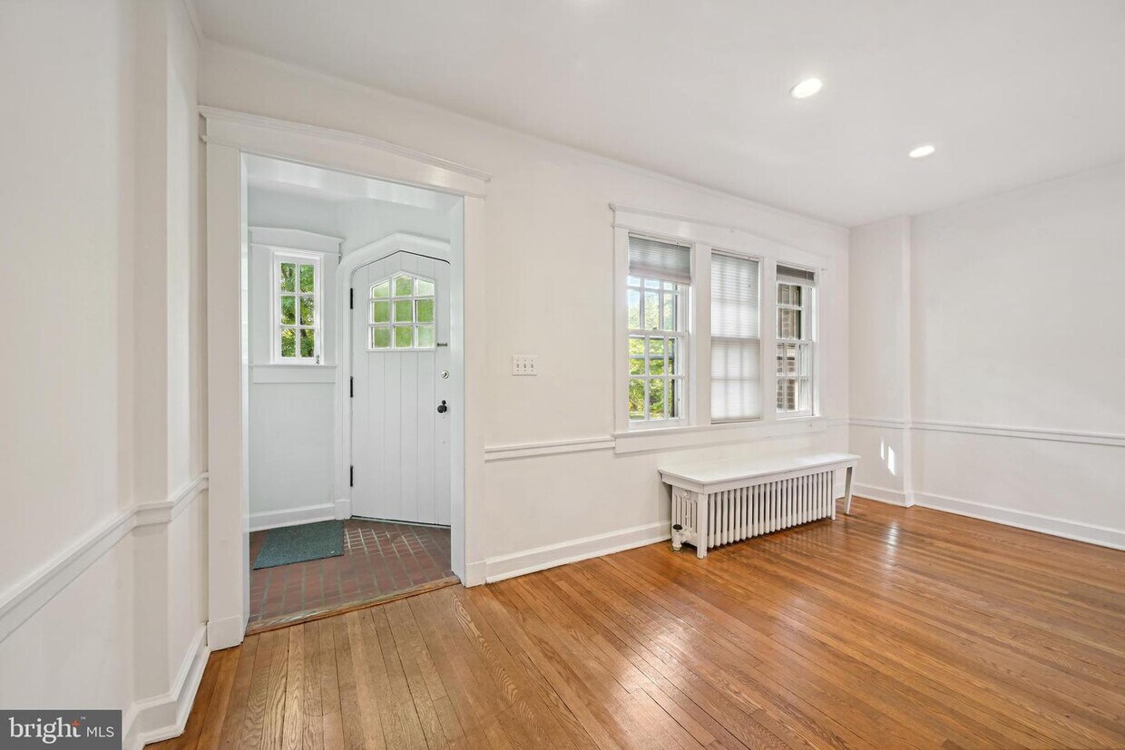 Primary Photo - 4453 Q St NW