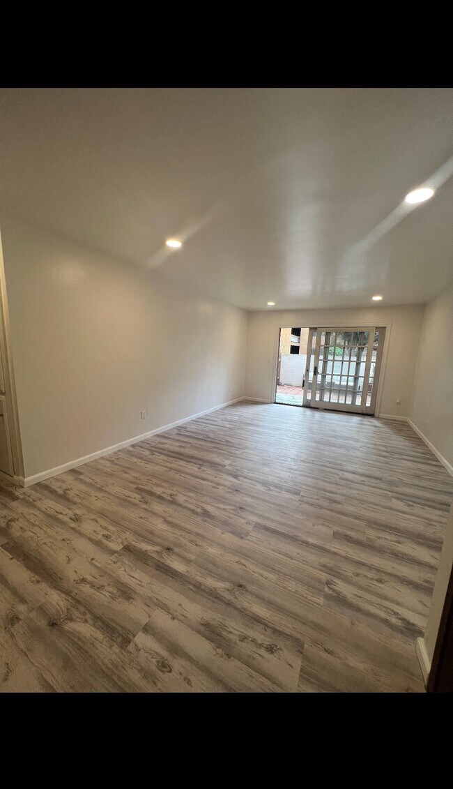 Foto del edificio - 6600 Warner Ave