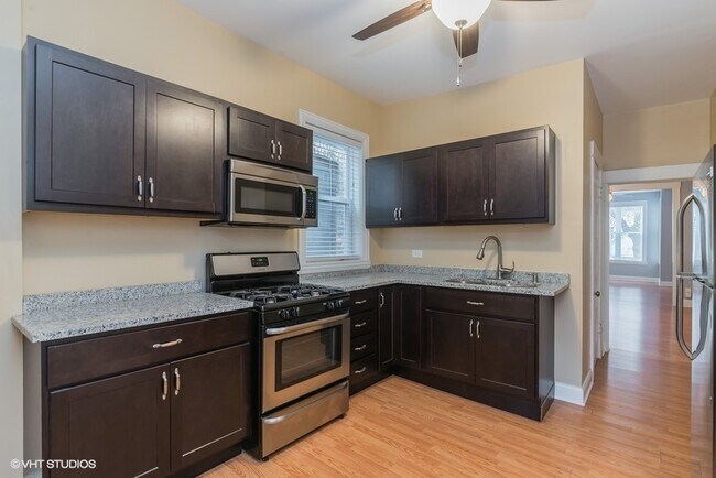 Foto del edificio - 2321 N Sawyer Ave