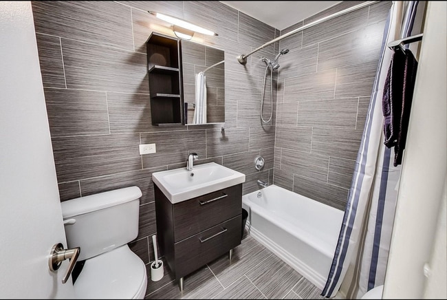 Building Photo - 6301 N Sheridan Rd