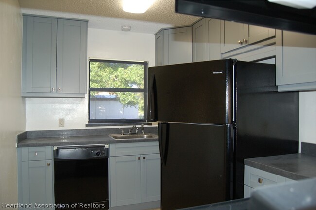 Building Photo - 4927 Manatee Dr