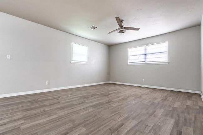 Building Photo - 617 Queensboro Pl