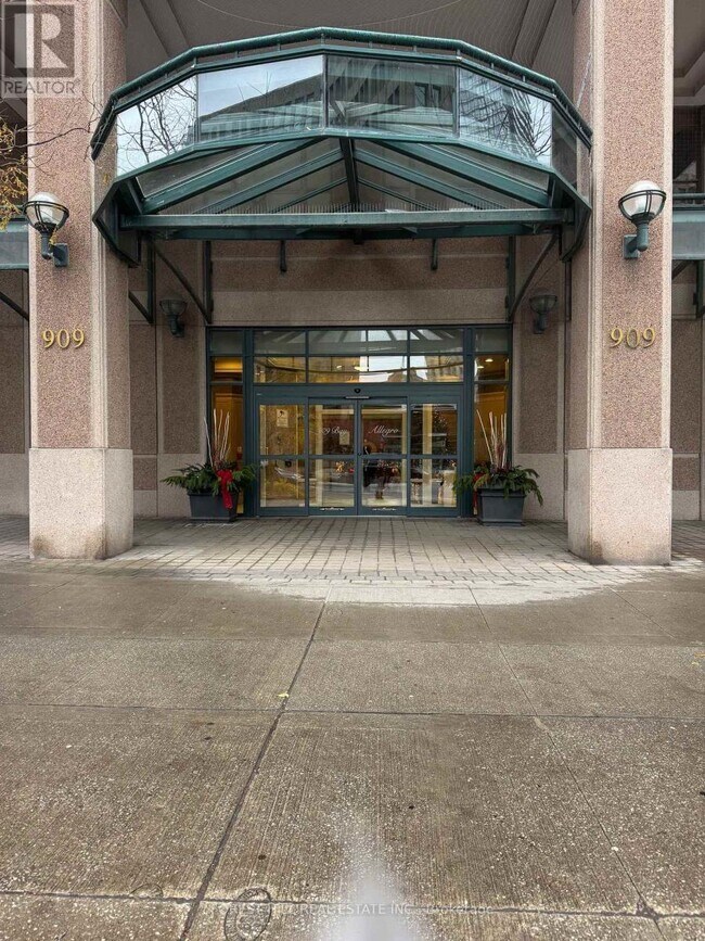 Photo du bâtiment - 909 Bay St.