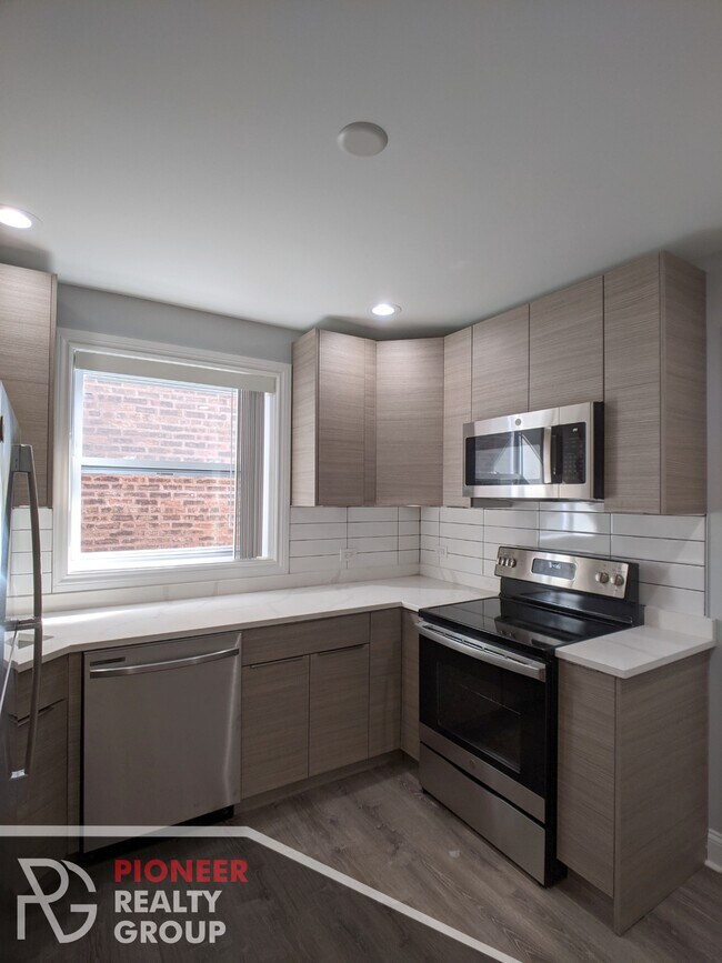 Building Photo - 7630 N Eastlake Ter