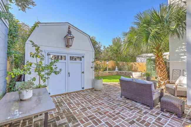 Building Photo - 38 Bogard St