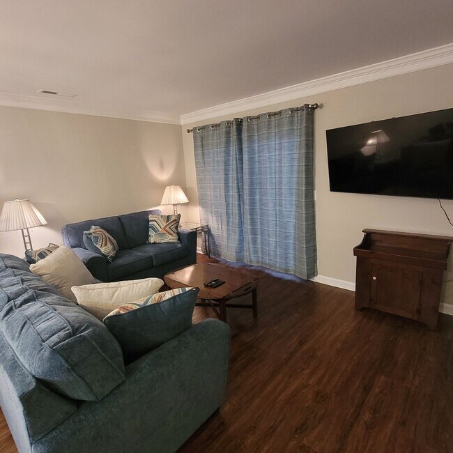 Foto del edificio - Furnished 3 BR, 3 BH Townhouse in Wilmington!