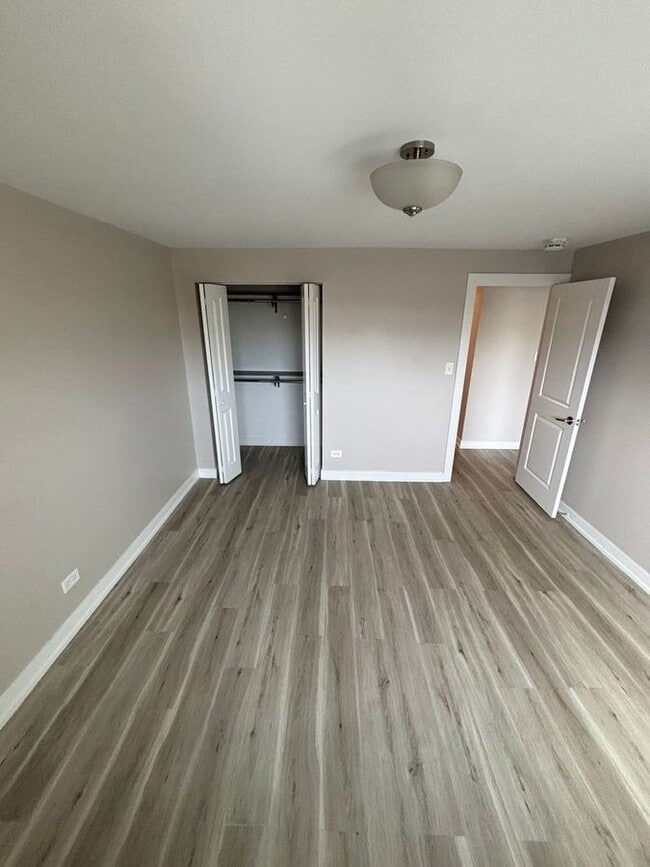 Building Photo - 9612 North Greenwood Ave Unit #2A Des Plai...