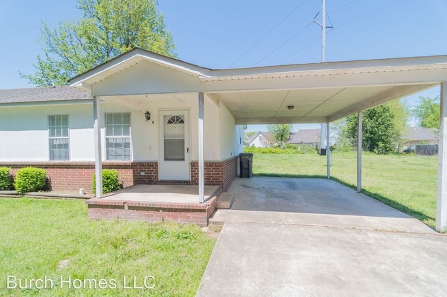 Building Photo - 2210 Hurst Ln
