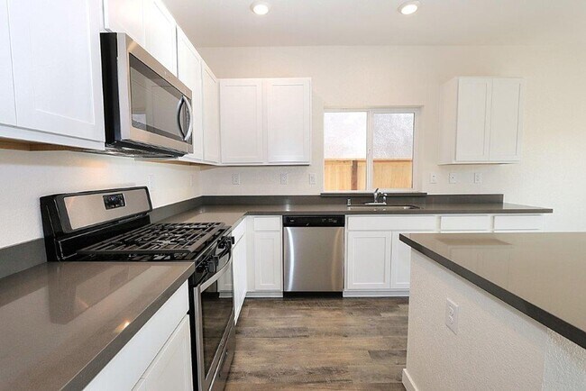 Foto del edificio - Beautiful Lincoln Home Available in May!