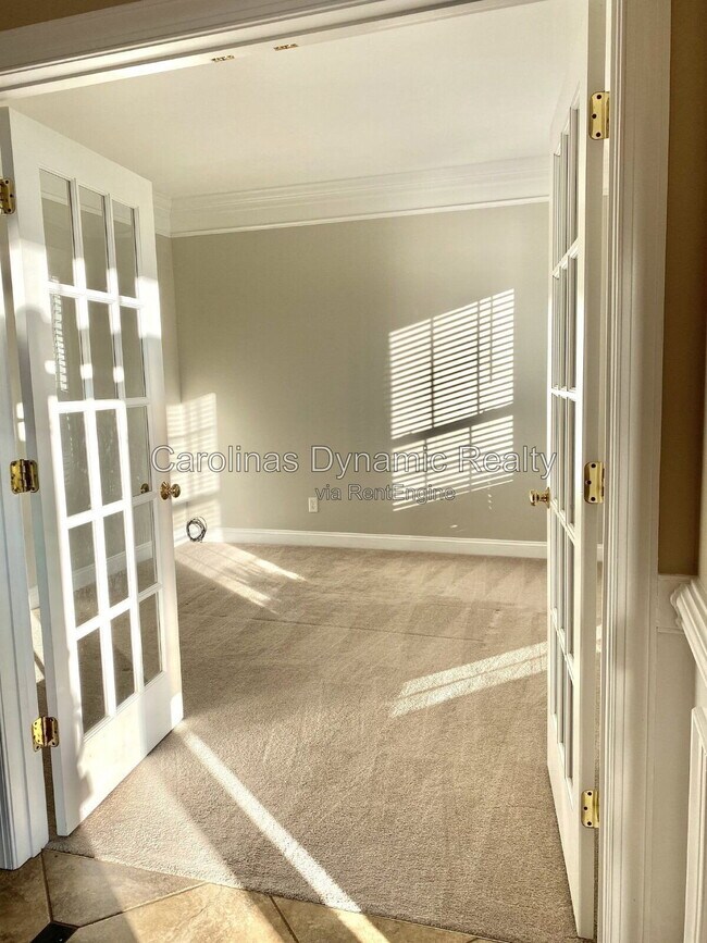 Building Photo - 605 Queenswater Ln