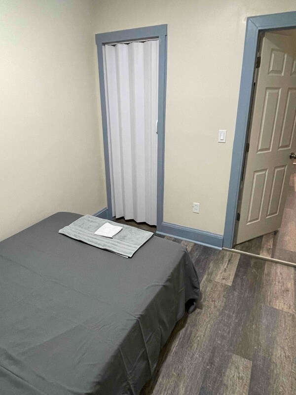 Foto principal - 1075 E 93rd St