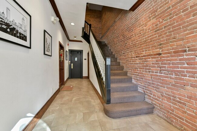 Building Photo - 411 Marlborough St