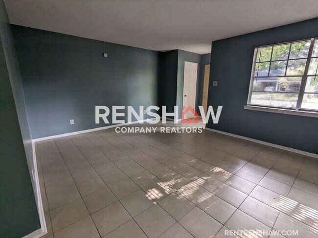 Building Photo - Charming Duplex - Parkway Village - Now Av...