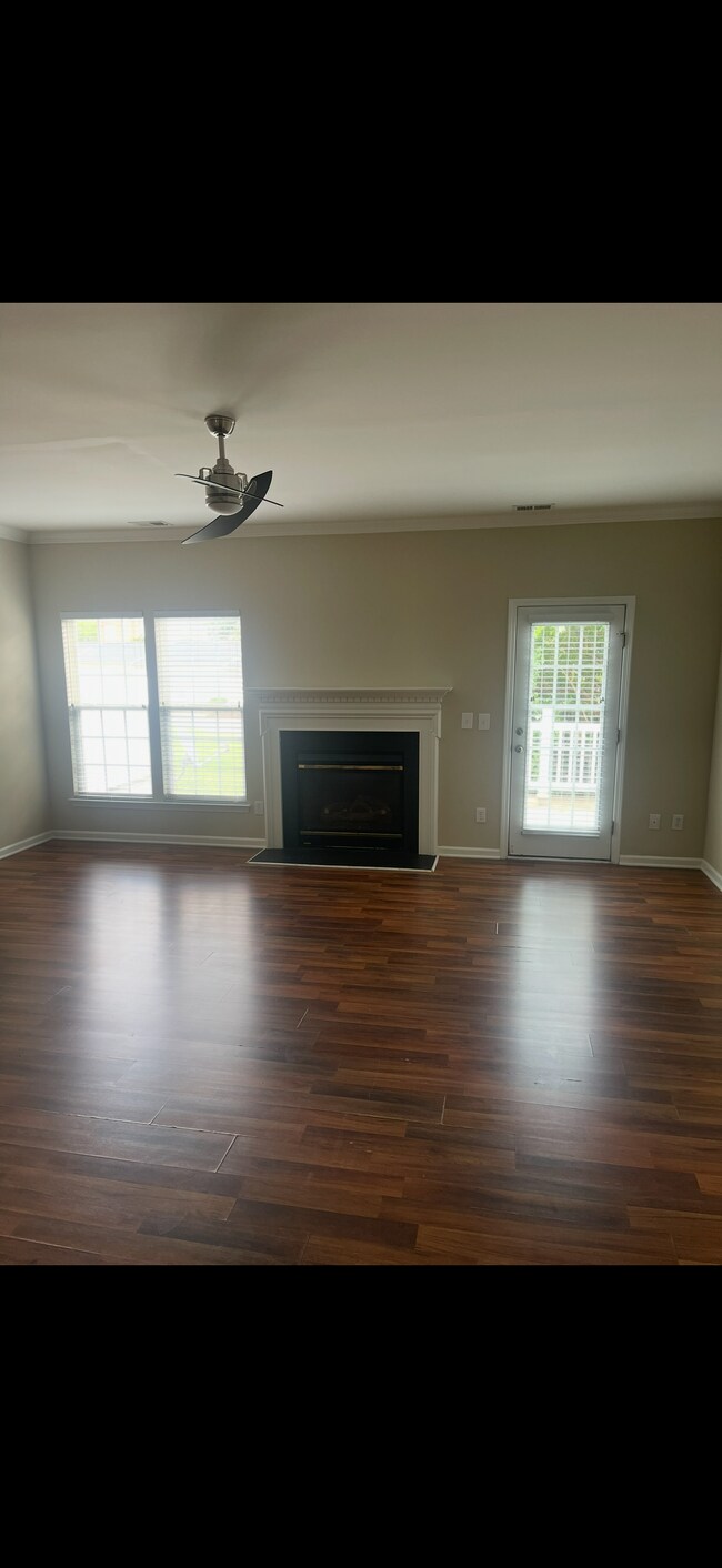 Foto del edificio - Room in Townhome on Reese Blvd W