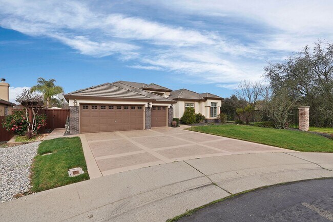 Building Photo - Pristine 4 Bedroom with 3 Car Garage, Priv...
