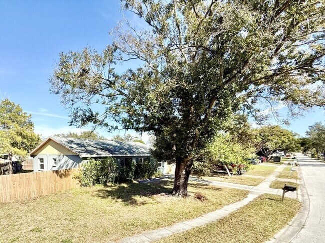 Foto del edificio - 6475 Cedarbrook Dr