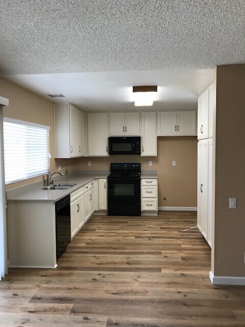 Foto del edificio - 4 bed 2 bath Single story Corona home for ...