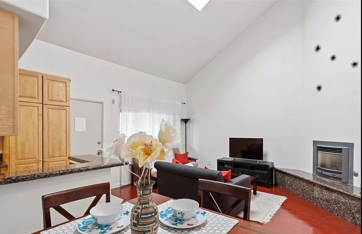 Foto principal - 1449 E 3rd St