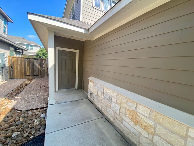 Building Photo - 3 Bed 2 Bath Townhome ~ Conveniently locat...