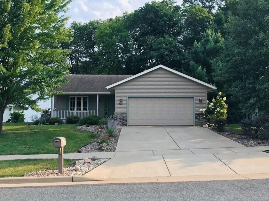 3211 Woodside Terrace, Altoona, WI 54720 House Rental in Altoona, WI