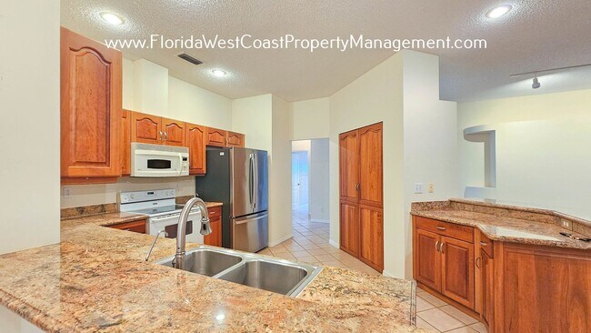 Foto del edificio - SPACIOUS 3 BEDROOM/2 BATH LOCATED NEAR UNI...