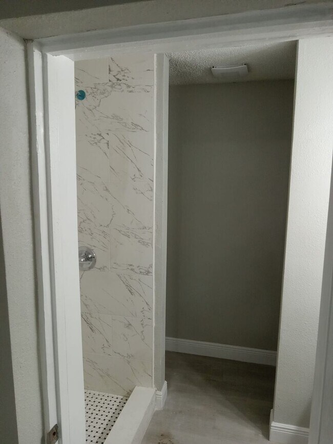 Building Photo - Charming Renovated 2-Bedroom Home for Rent...