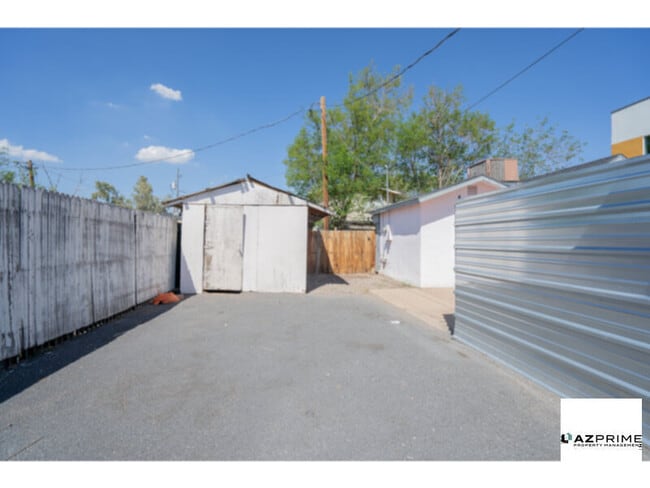 Building Photo - Experience Modern City Living In This Effi...