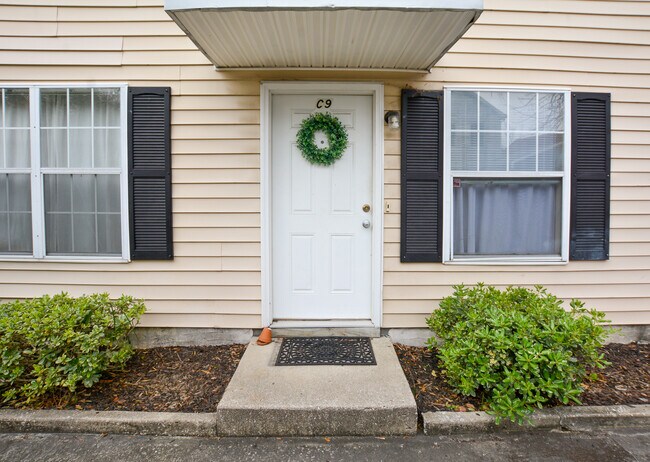 Building Photo - 2Bd/1Ba Apartment Close to MUSC and CofC