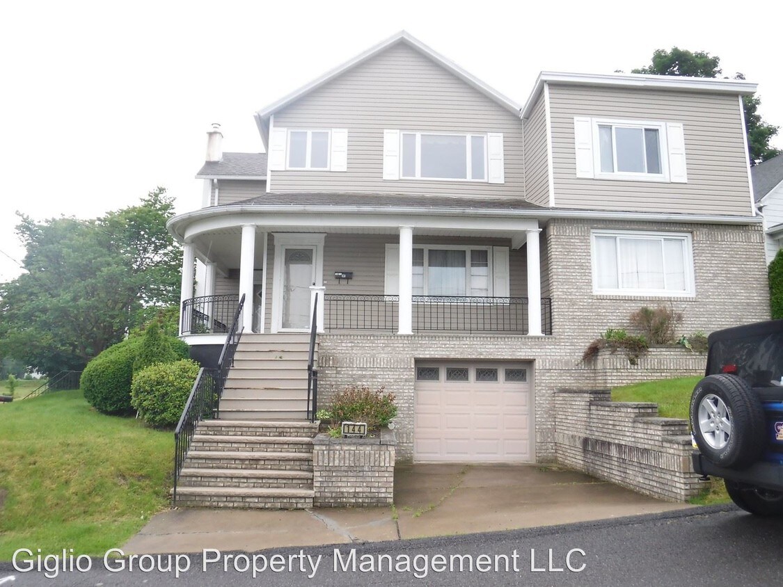 1 W School St, Olyphant, PA 18447 Apartment for Rent in Olyphant, PA