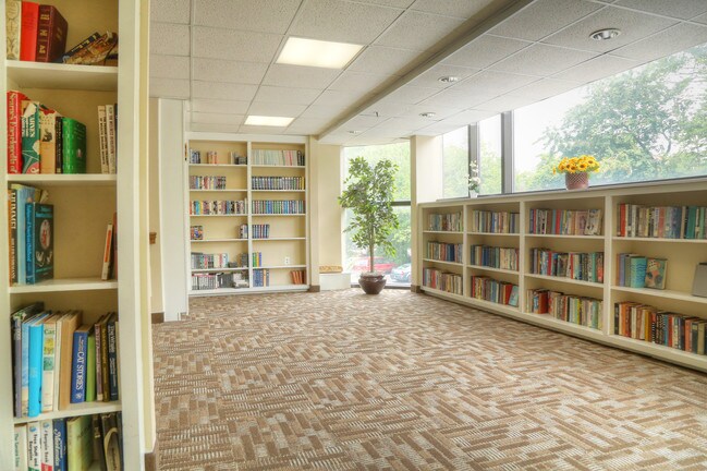 Foto del edificio - River Club Apartments 55+ Senior Community
