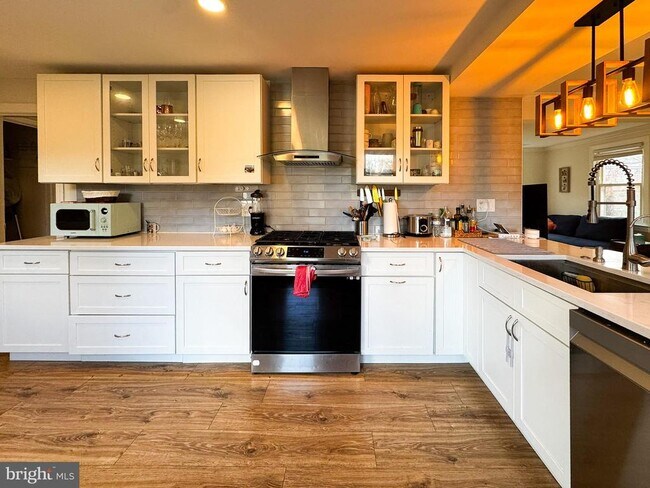 Building Photo - 10712 Warwick Ave