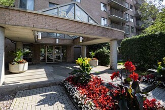 Building Photo - 2500 Boul Cavendish