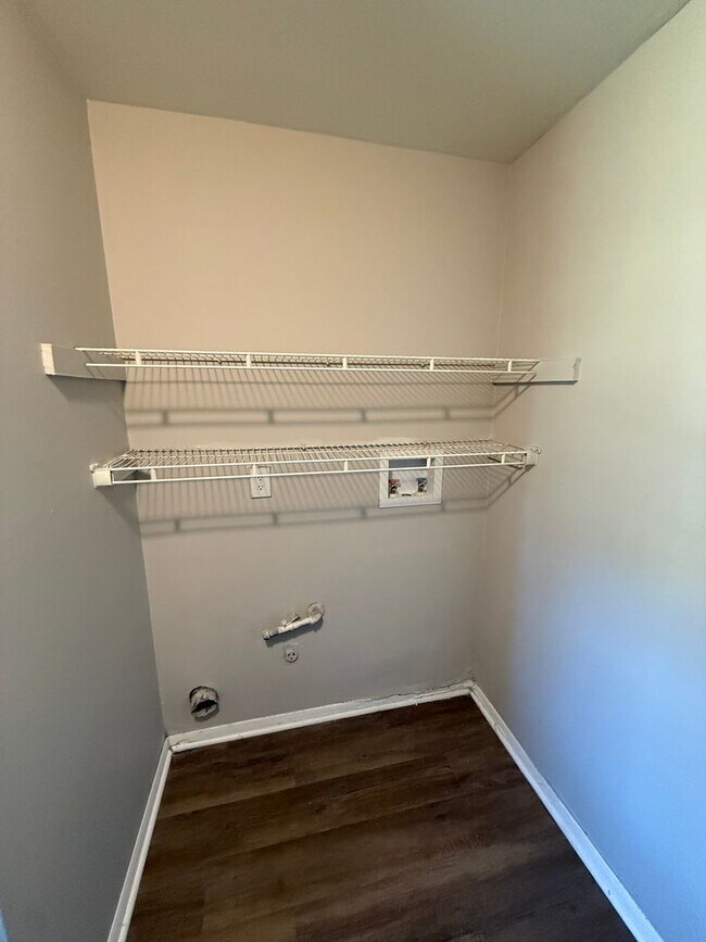 Foto del edificio - 4807 Lakeside Dr