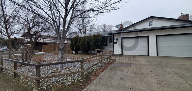 Building Photo - Large Clean Duplex