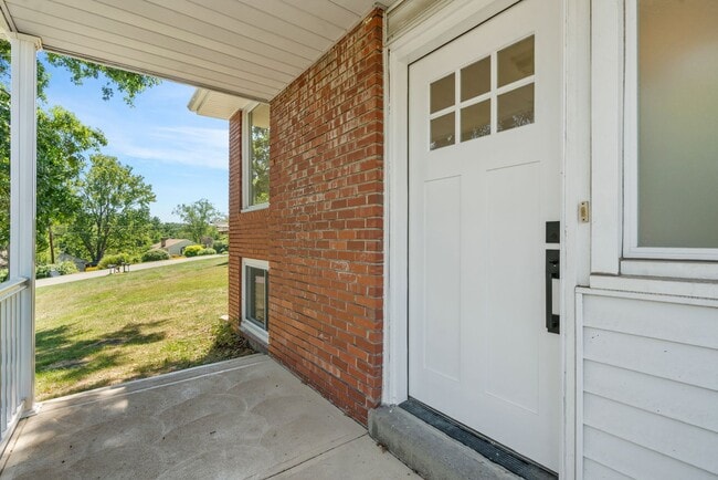 Foto del edificio - Beautifully Renovated 4 Bed/ 2 Bath with 2 Car Garage