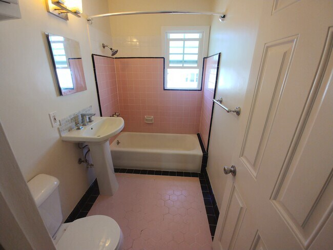 Building Photo - 1157 N Kingsley Dr
