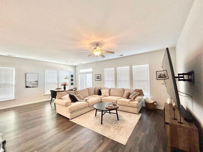Foto del edificio - 4 bedroom, 2.5 bathroom home located in th...