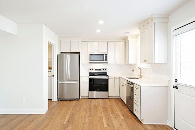 Building Photo - $1,000 Move-in Special! Renovated Townhome in the Heart of Belmont