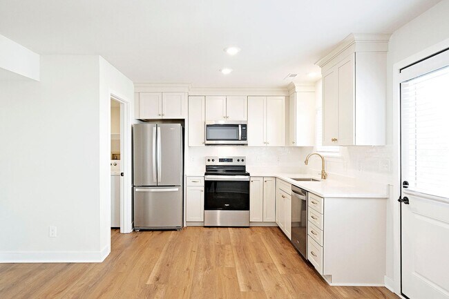 Foto del edificio - Newly Renovated Townhome in the Heart of Belmont
