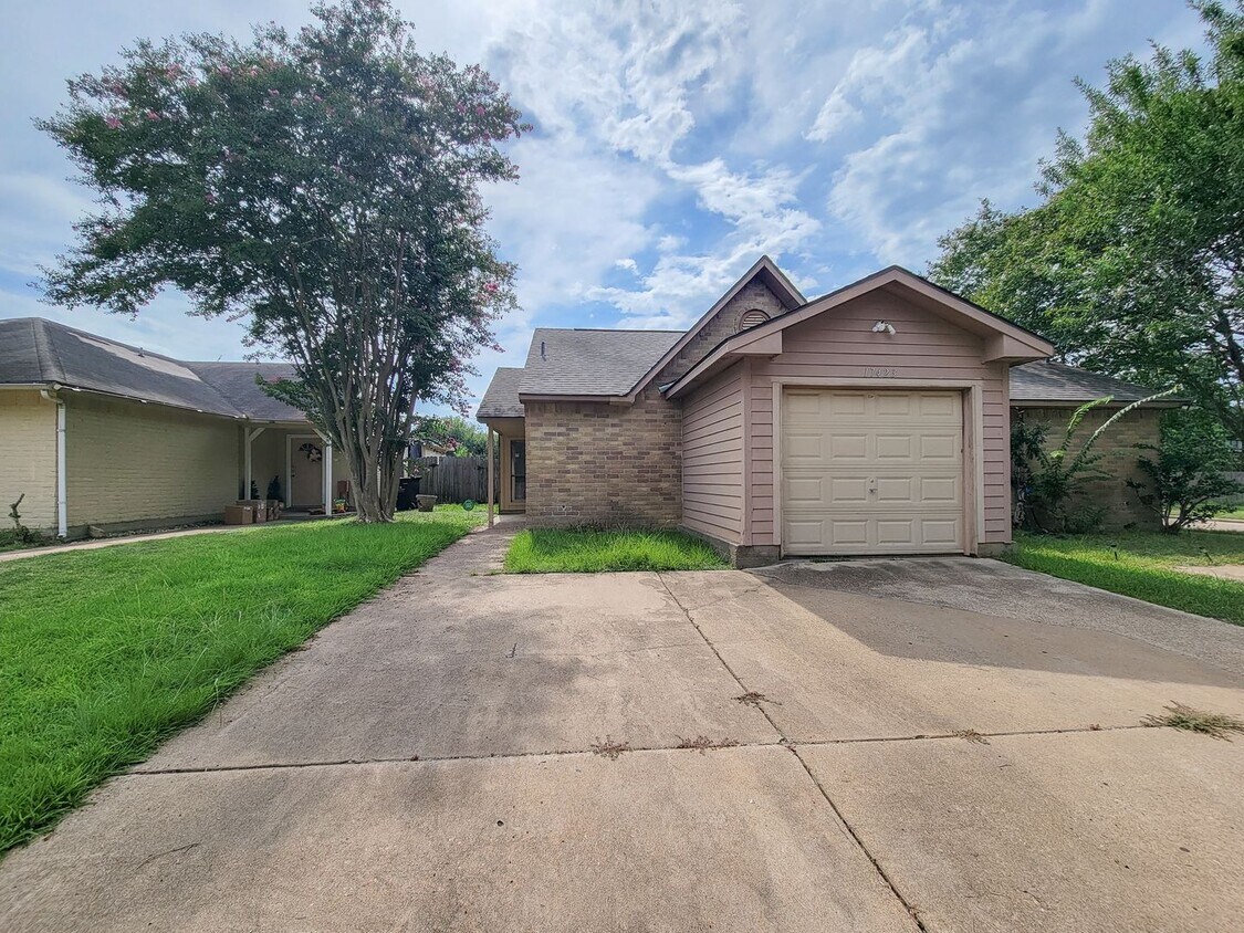 Foto principal - This charming home offers 3 bedrooms and 2...
