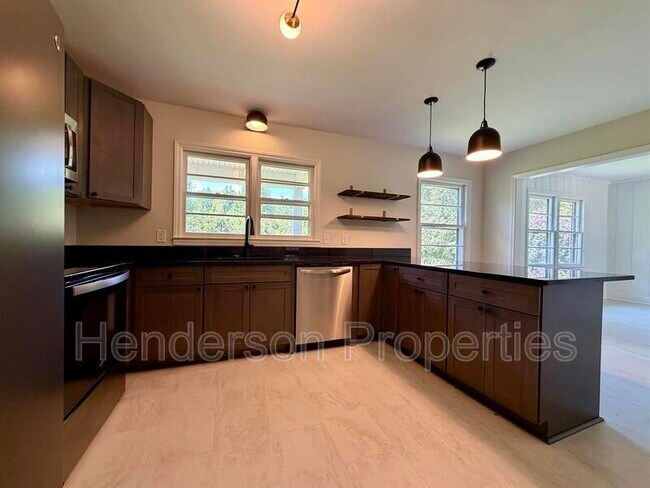 Foto del edificio - 6432 Woodland Cres