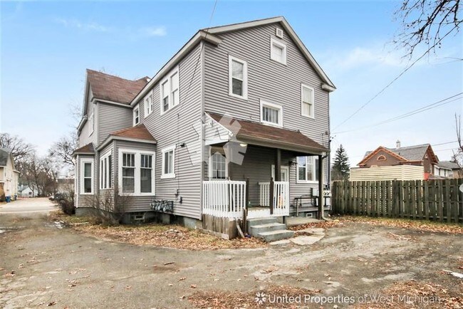 Building Photo - 1136 Madison Ave SE