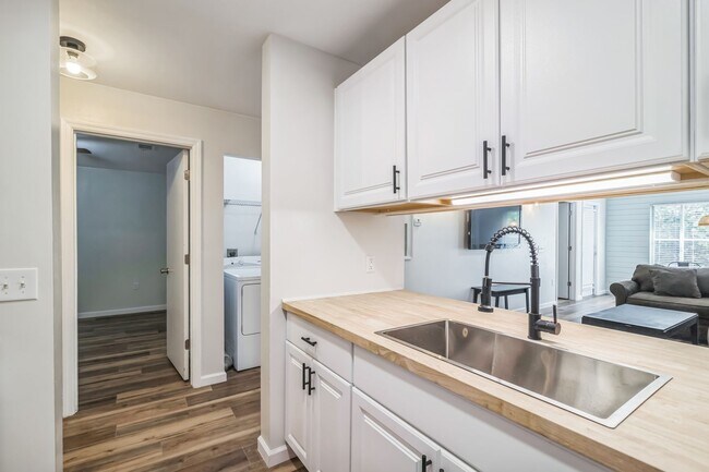 Foto del edificio - Furnished 4/4 University Terrace