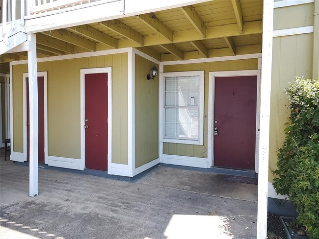 Building Photo - 2200 Leah Cove