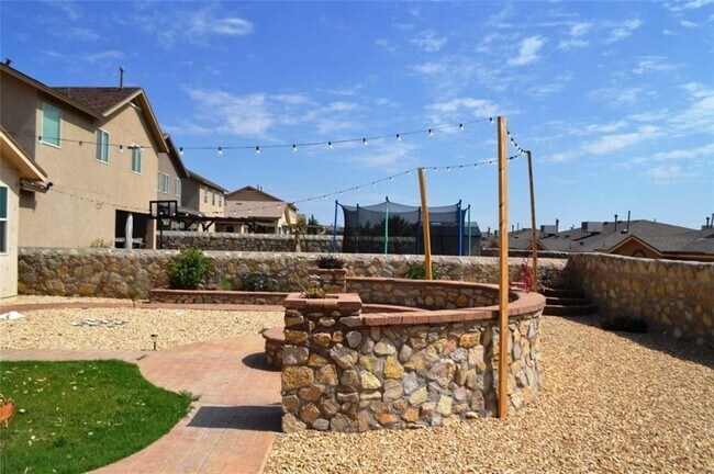 Foto del edificio - 10940 Coyote Ranch Ln