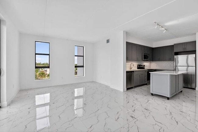 Foto del edificio - 350 W Hidden Valley Blvd