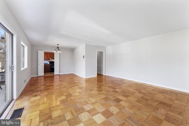 Foto del edificio - 10631 Montrose Ave